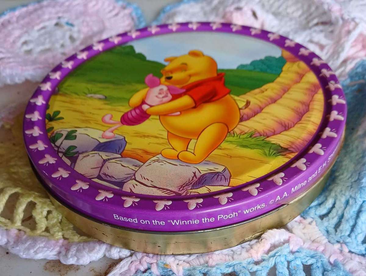 Winnie The Pooh tin collectors series 1/24