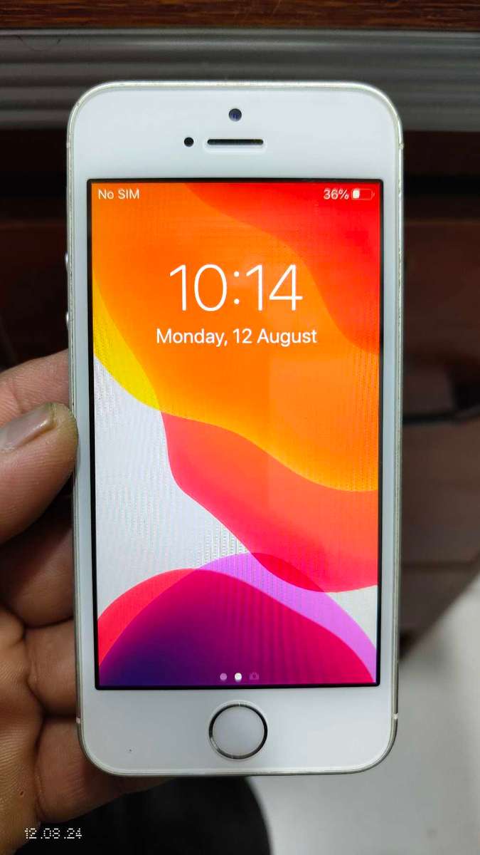 Apple iPhone SE 32GB silver ( Pre owned)