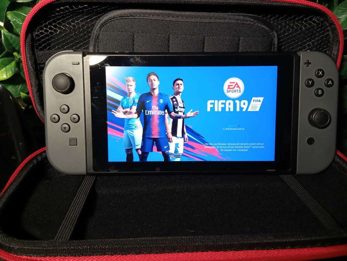 Nintendo Switch V2 Console + FIFA 19 |