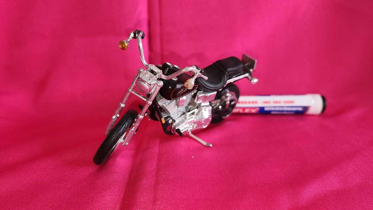 Ford F 150 Custom & Harley (1:18)