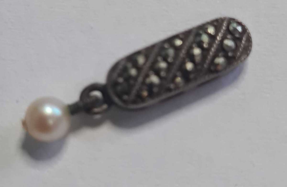 Marcasite pendant with pearl