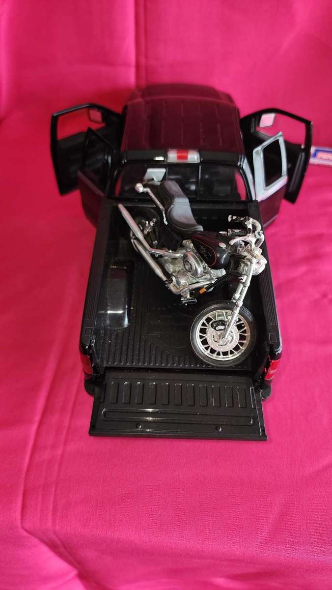 Ford F 150 Custom & Harley (1:18)