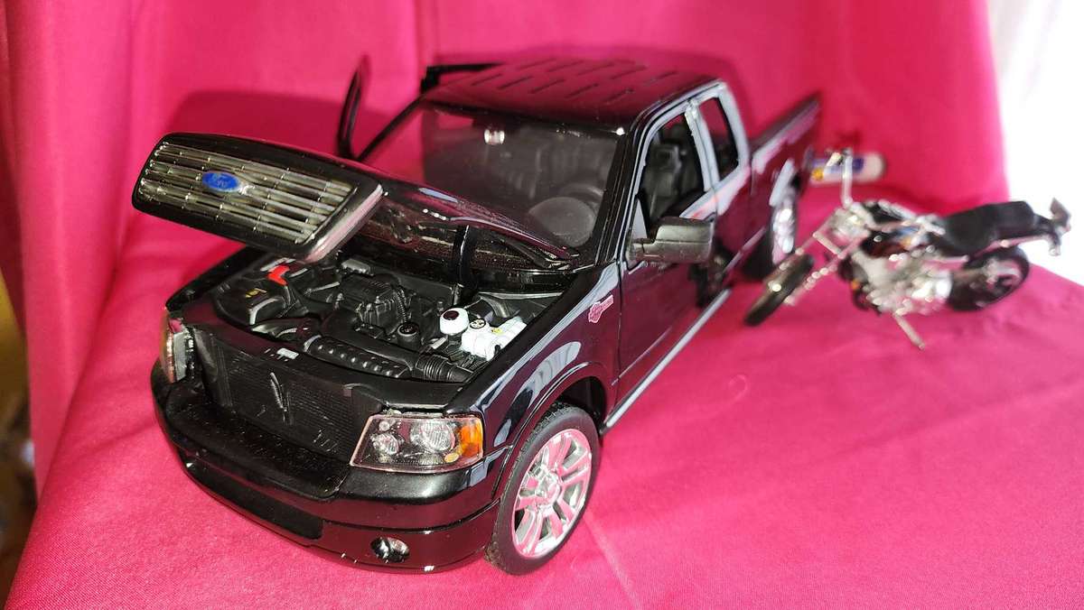 Ford F 150 Custom & Harley (1:18)