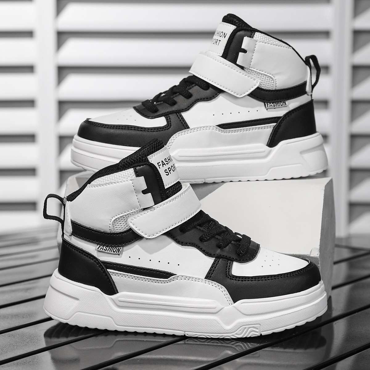 Sneakers Color Black And White Sizeuk 5.5 Big Kid