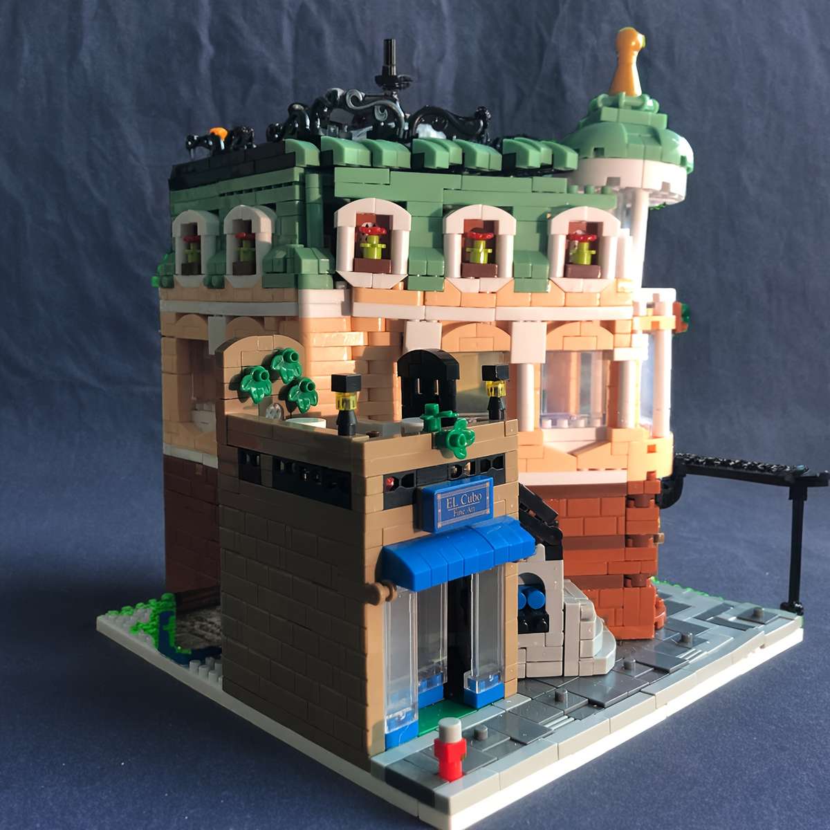 Building Toy Architectural Model Toy Set Model Corner Hotel 2260Pcs