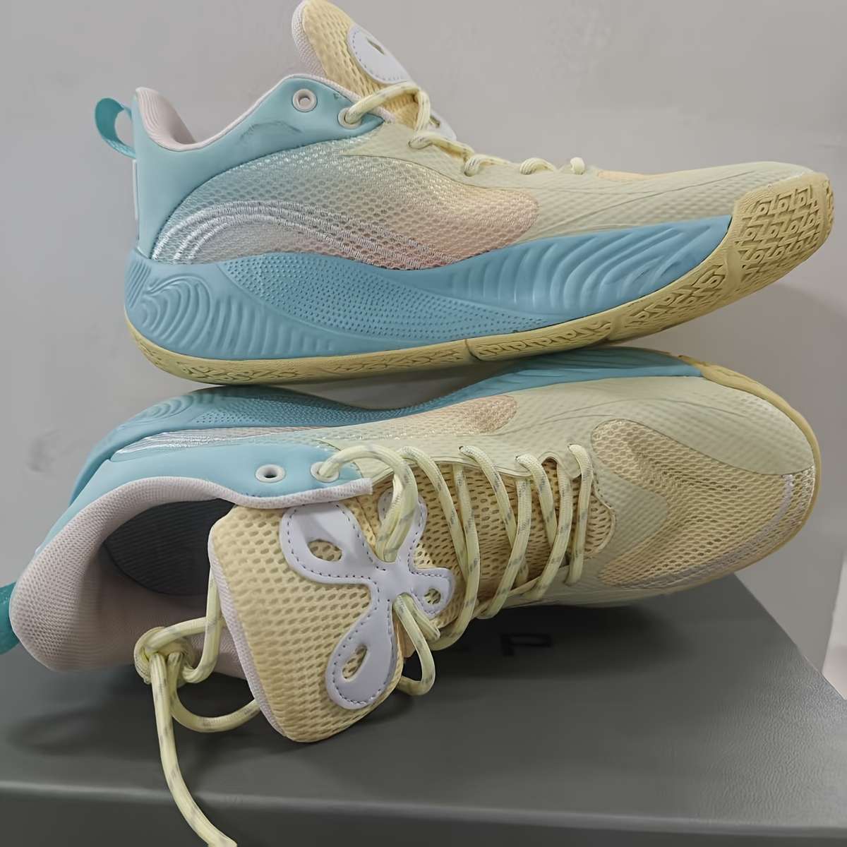 Sneakers White And Yellow Size Uk 7