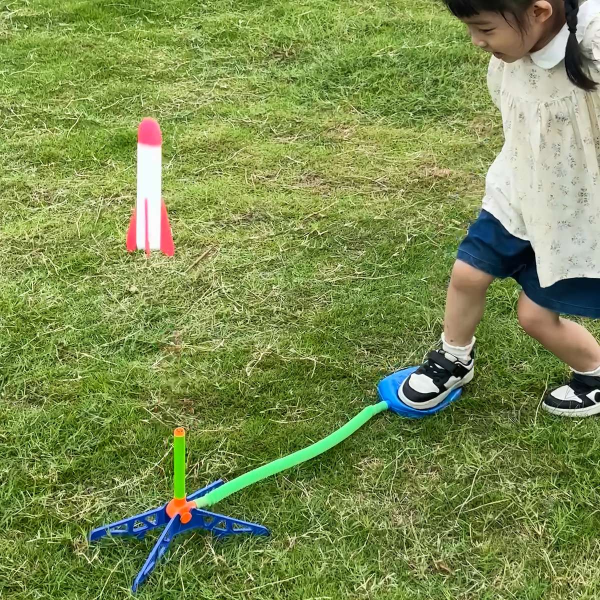 Childrens Toys Color 6 Rockets  1 Launch Pad Random Color