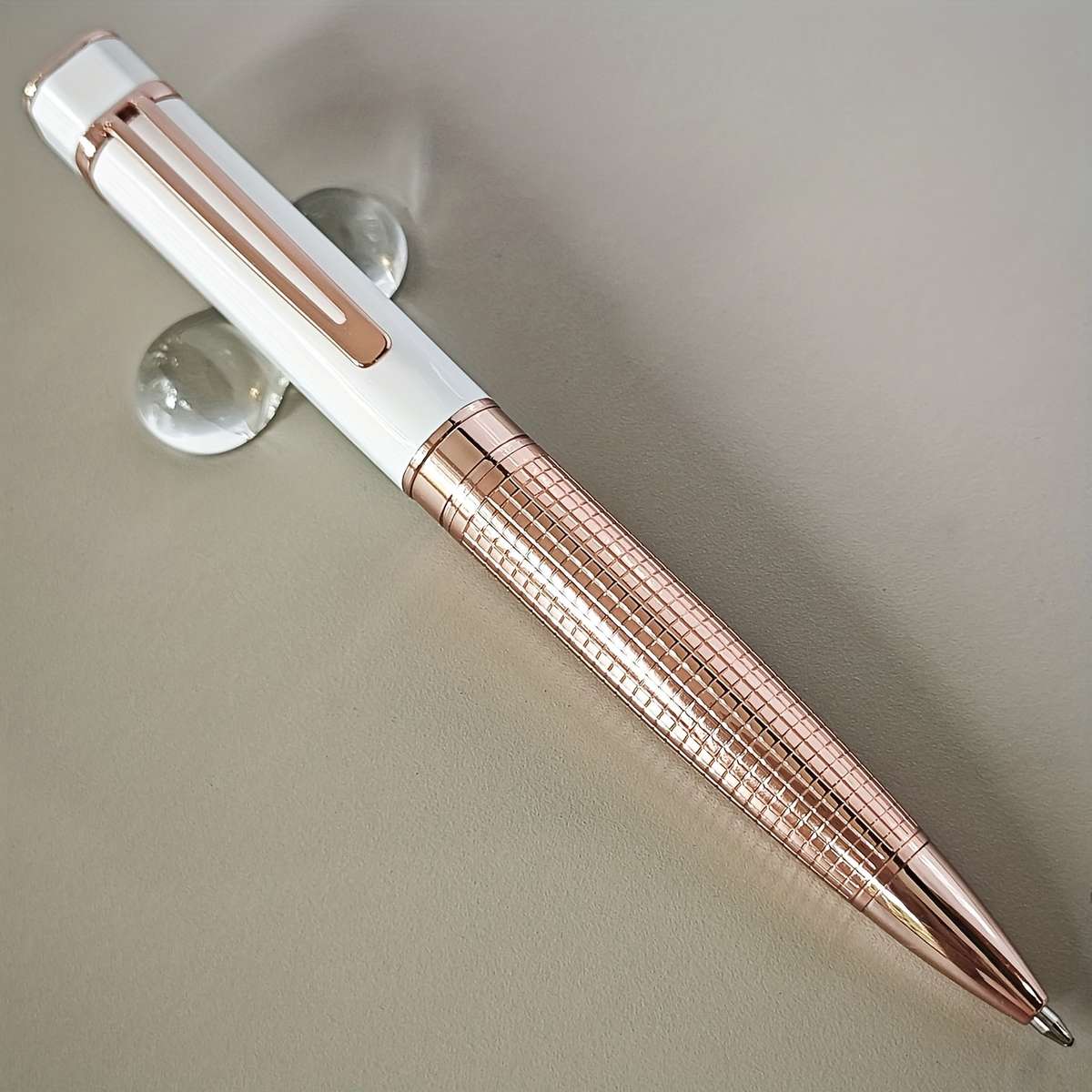 Pen color Silvery White StyleBlue refill