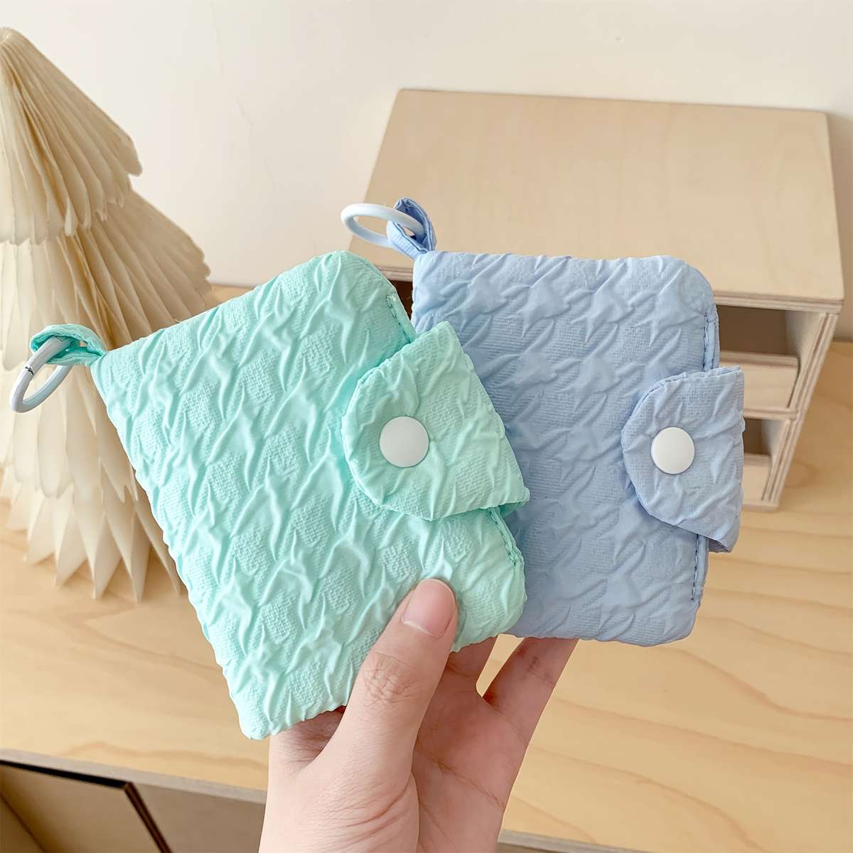 Elegant Bi-Fold Bubble Gauze Wallet With Snap Closure And Keychain Accessory Hand Washable Che