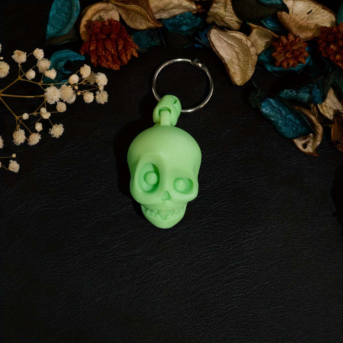 Exquisite Ergonomic Solid Steel Glowing Skull Keychain Printed Plastic For