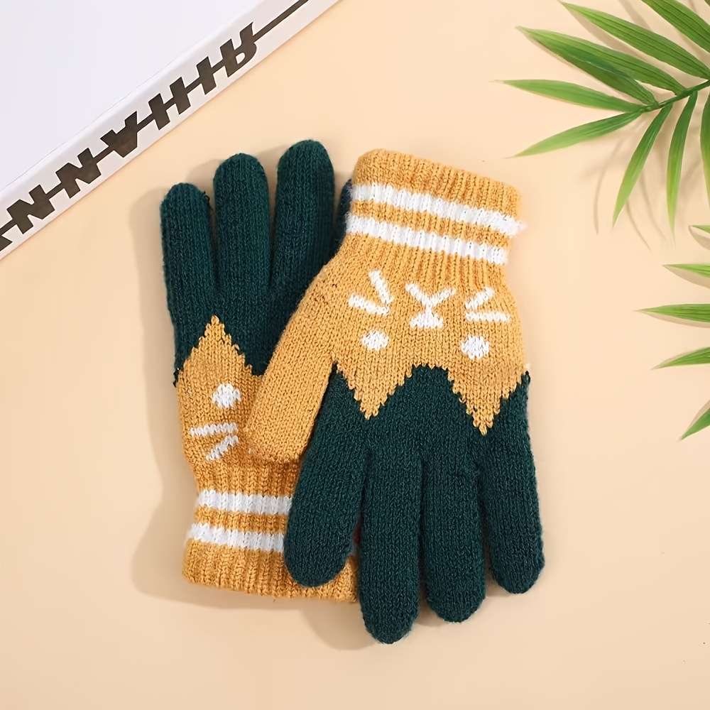 Versatile Lightweight Pair Of Warm Knit Gloves Featuring An Adorable Cat Face