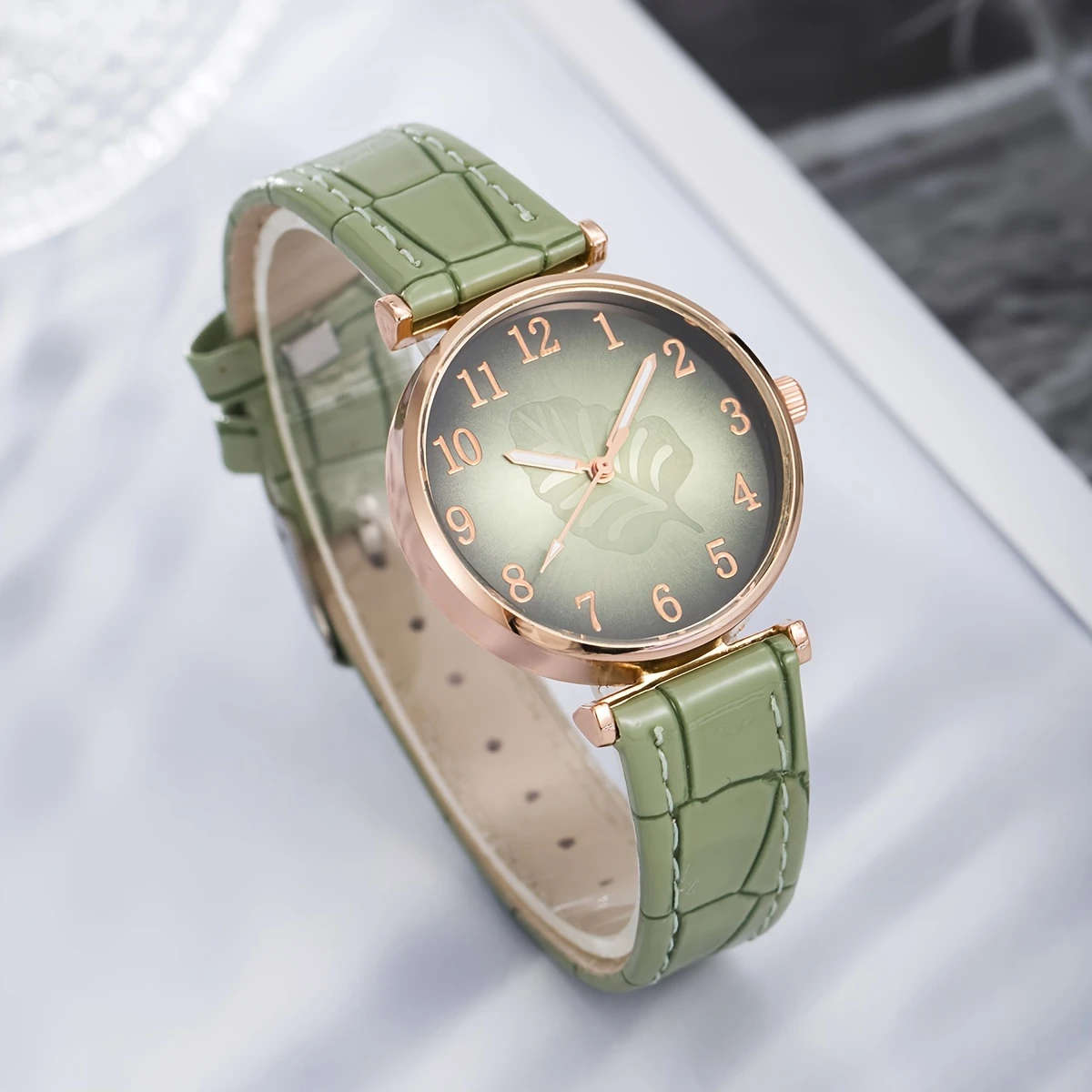 4pcs Set One Leaf Digital Dial Women's Watch Fashionable Quartz Watch Jewelry Four-piece Set