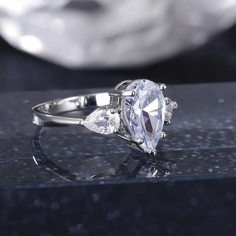 Elegant Ring with Rhinestone and Waterdrop Shape