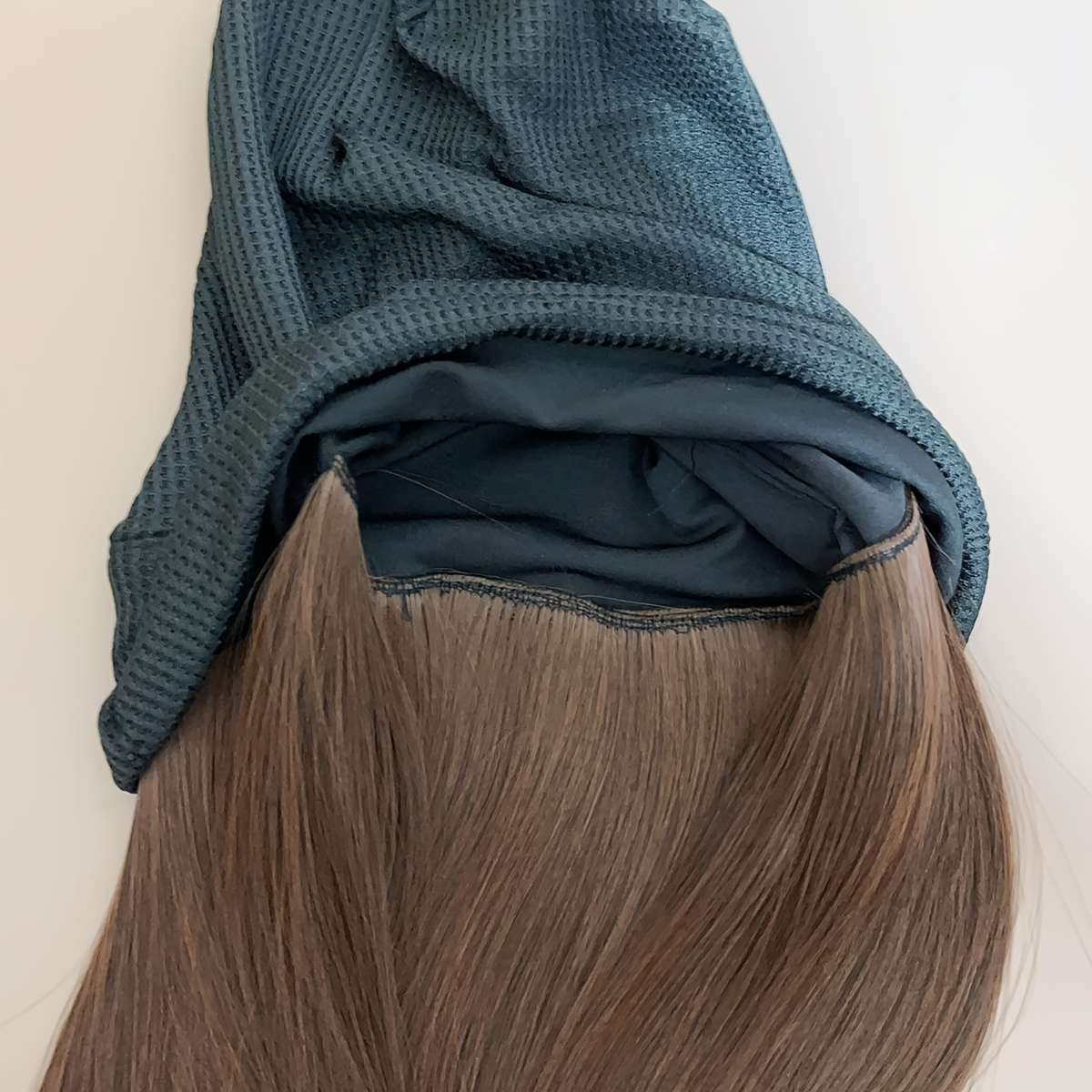 1Pc Gray Hat Honey Tea Color Wig 35.56cm Fashion Design Wig