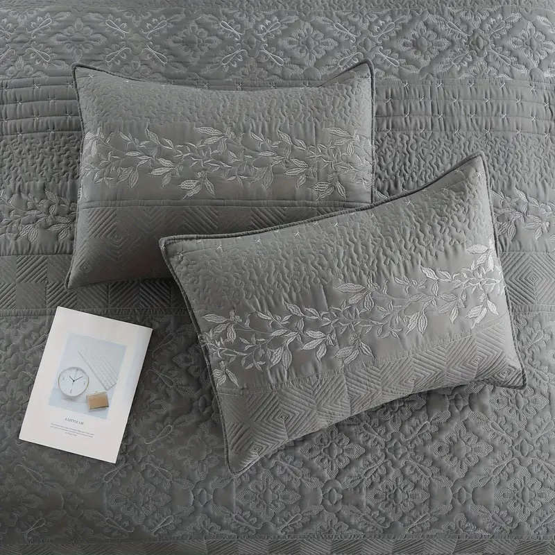 Luxury Three-Piece Bedding Set 173cm*219cm