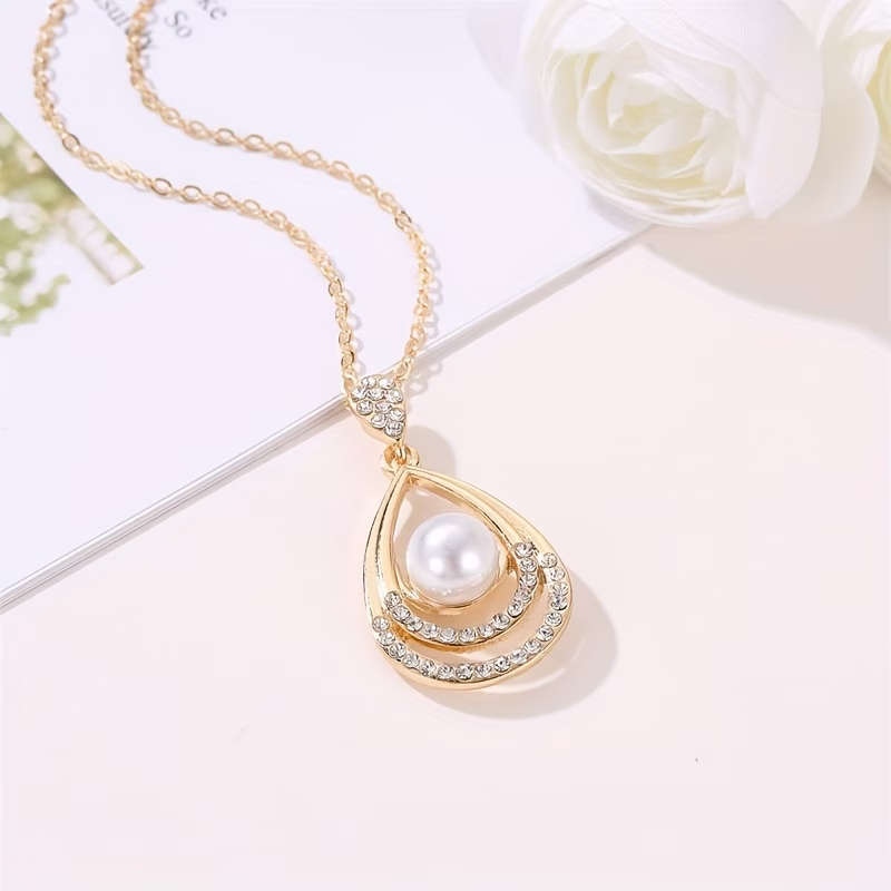 3-Piece Stylish Pendant Necklace And Earring Set