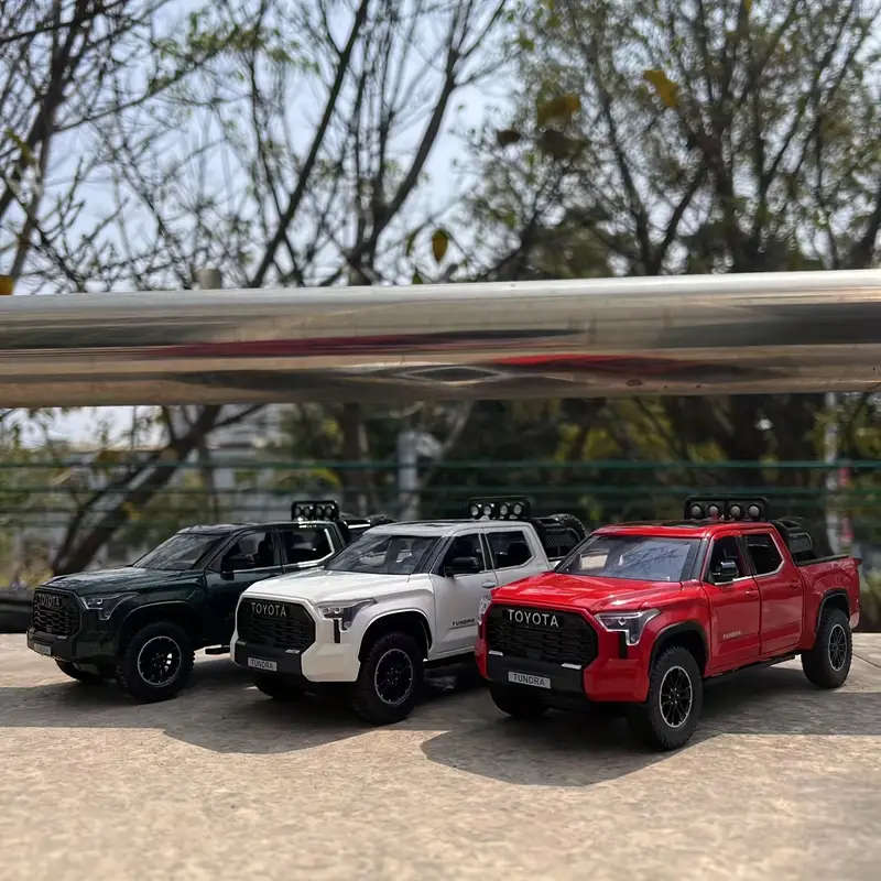 TOYOTA 1/24 Scale Zinc Alloy Metal Truck Die-Cast Model Toy with Pull-Back Action