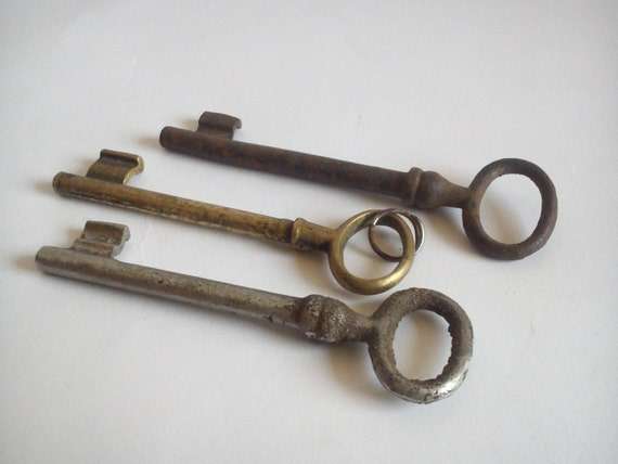 Bunch of  3 Vintage/Anyique Home Door Keys