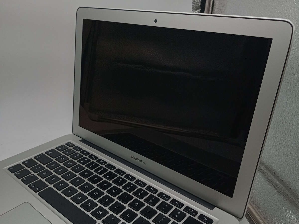 Apple MacBook Air 13-Inch, A1466 2017 i5 Dual Core