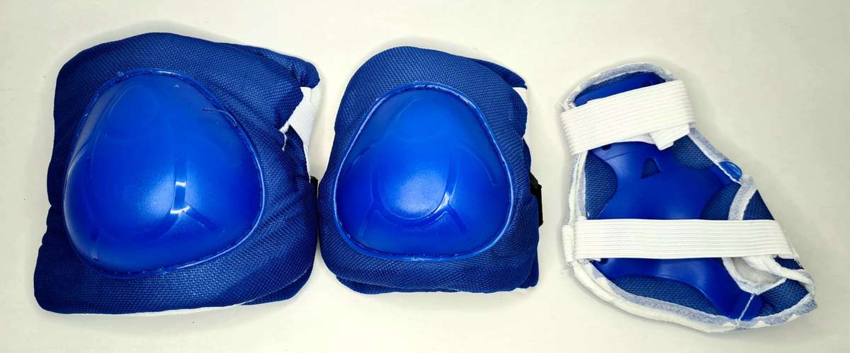 Roller Blades | Blue | with a set of kids safety pads