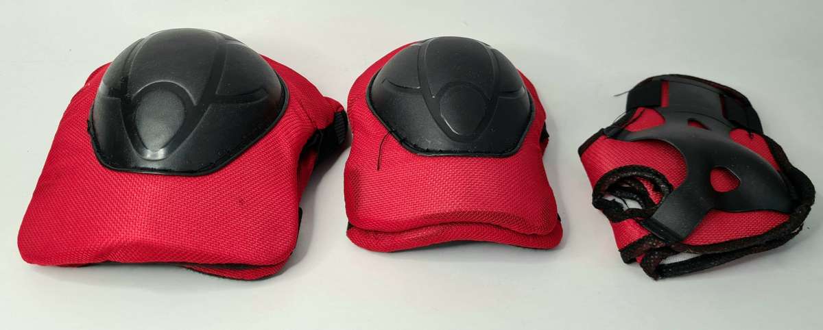 Roller Blades | Blue | with a set of kids safety pads