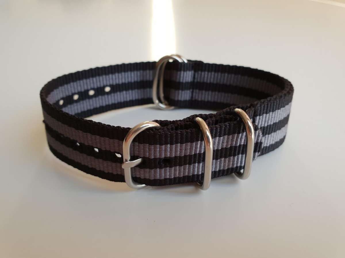 20mm Nato Watch Strap 5-Ring Black/Grey (Bond)