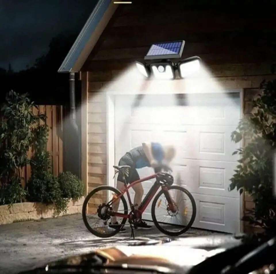 SPLIT SOLAR TRIPLE HEAD WALL LIGHT - FL-1725A