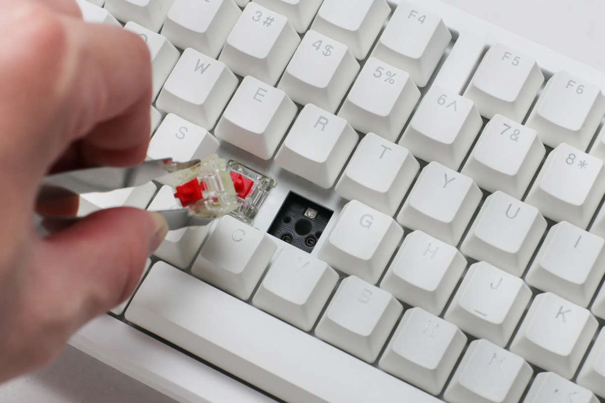Ducky Keyboard Zero 6108 100% Mechanical Wireless Keyboard; RGB; USB 2.0 / 2.4GHz / BT - White - ...