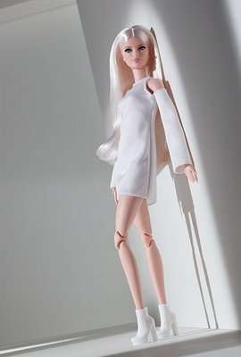 Barbie Signature Looks Poseable Tall Doll - Victoria (Blonde)