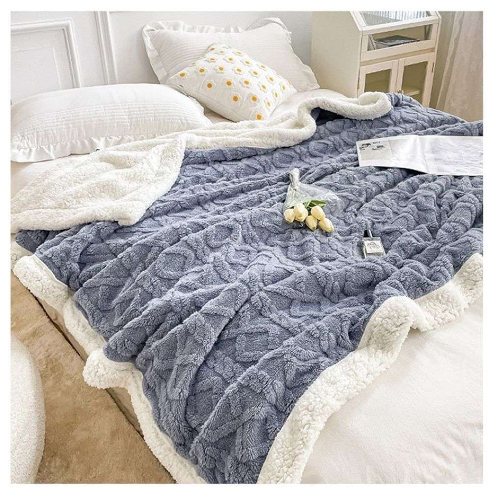 Polyester Geometric Fleece Blanket (all season) - Blue