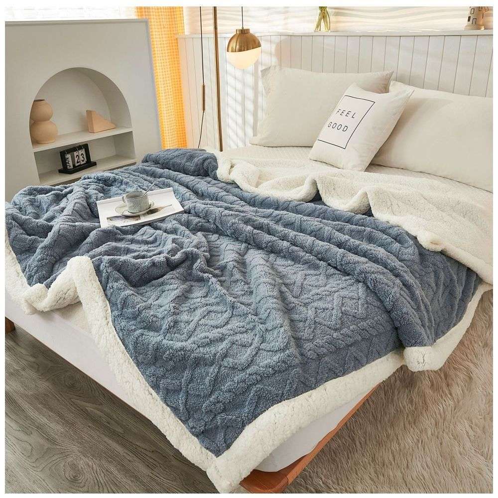 Polyester Geometric Fleece Blanket (all season) - Blue