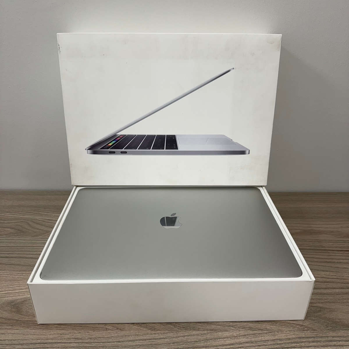 Macbook Pro 13-inch 2018 | 2,3GHz intel core i5 | 8GB | 256GB | Silver