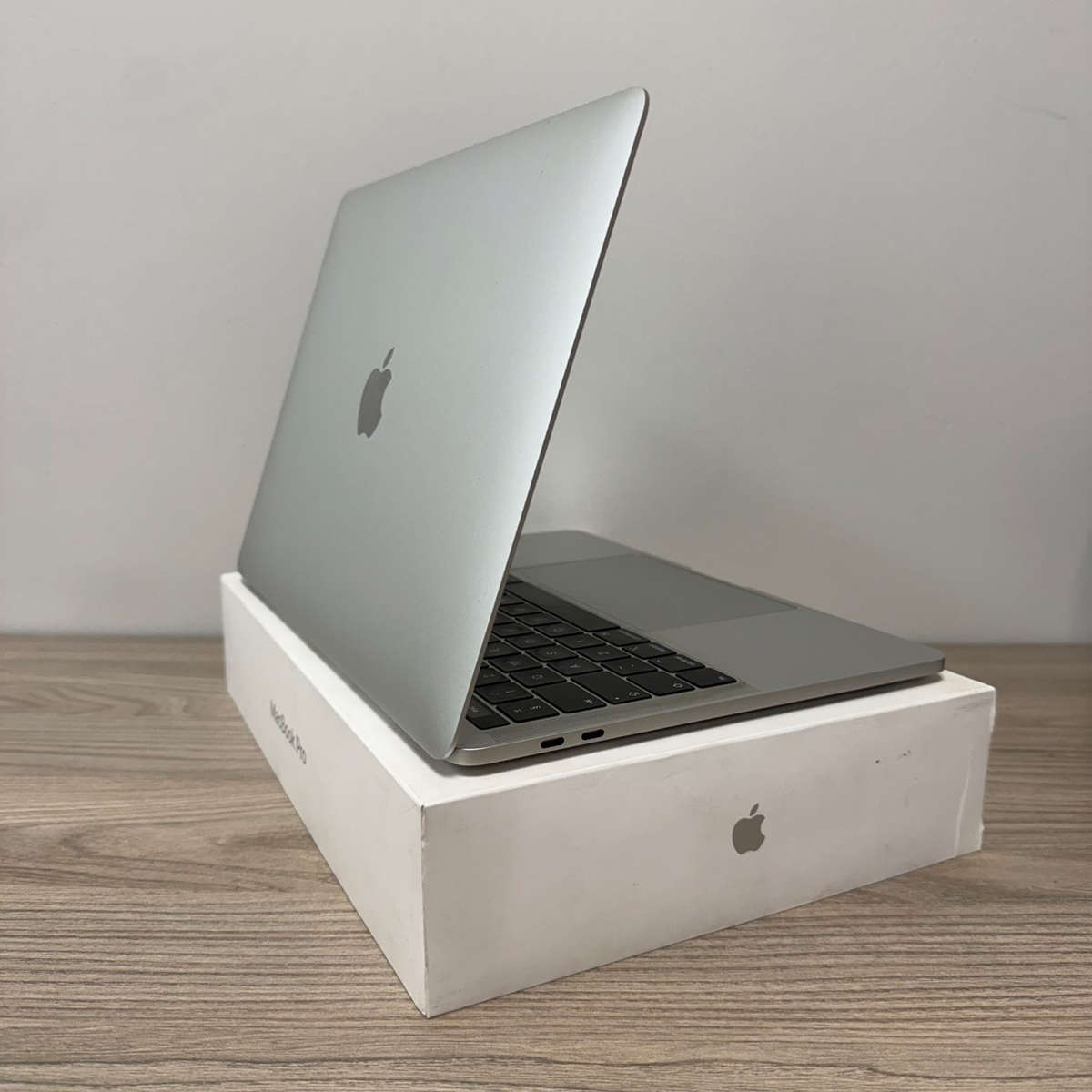 Macbook Pro 13-inch 2018 | 2,3GHz intel core i5 | 8GB | 256GB | Silver