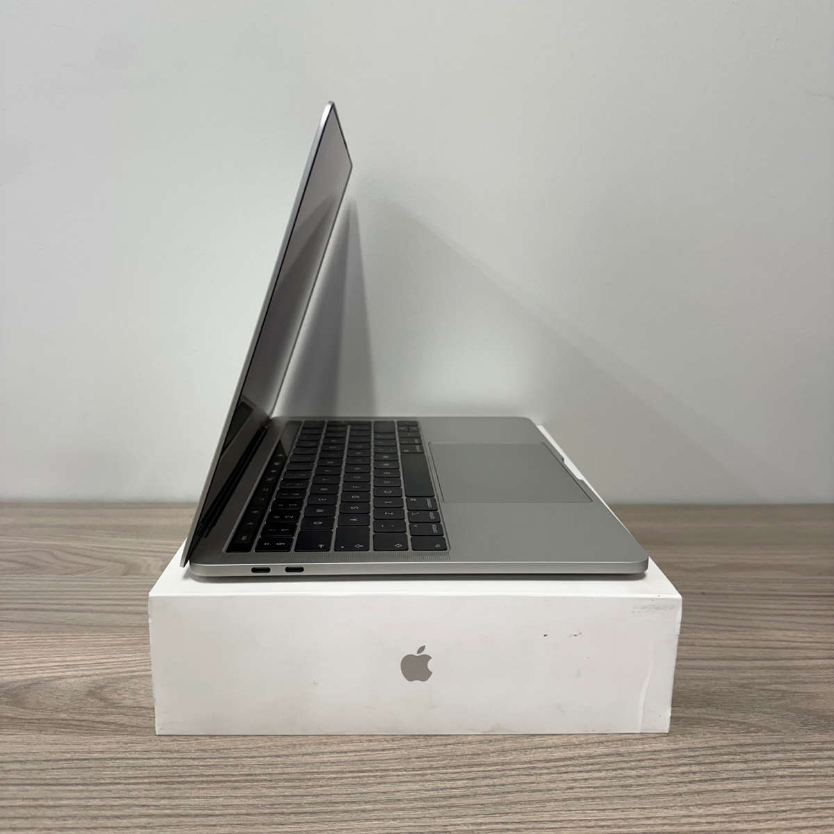 Macbook Pro 13-inch 2018 | 2,3GHz intel core i5 | 8GB | 256GB | Silver