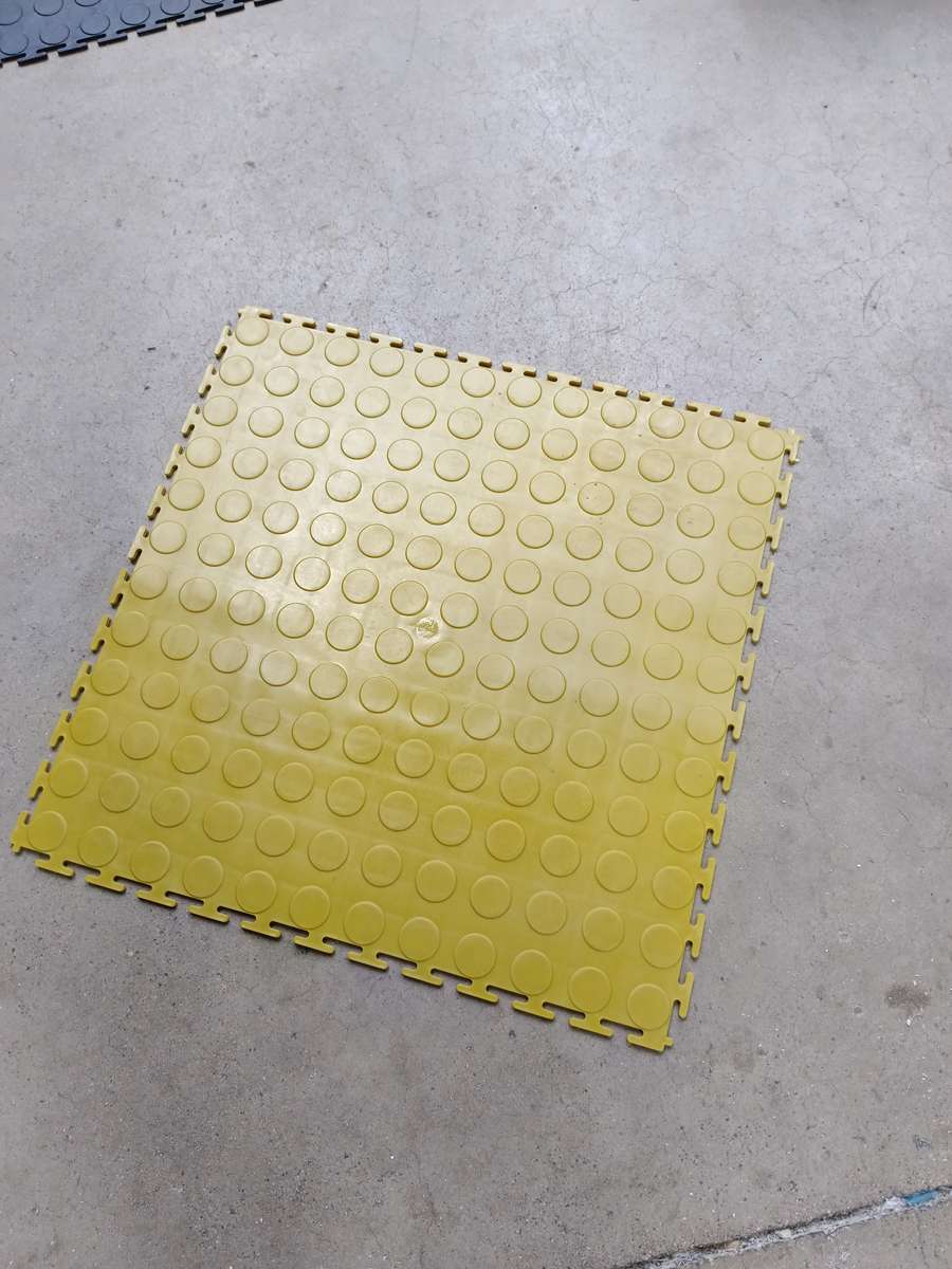 ZEE - PVC Interlocking Rubber Floor Tile - Gym Mats (4-Pack) - Various Colors