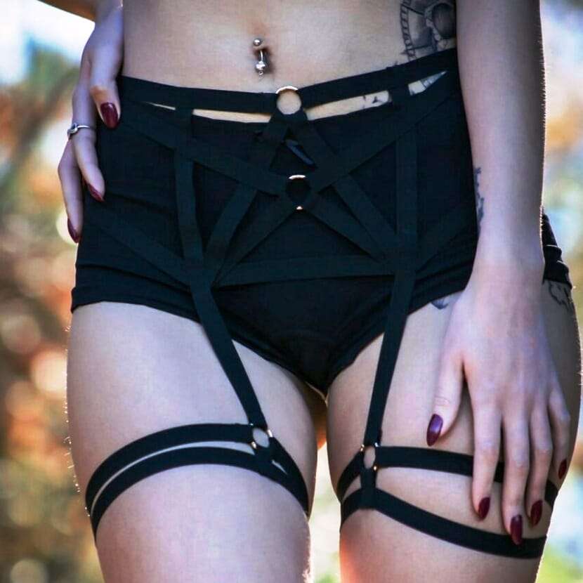Cage suspender belt