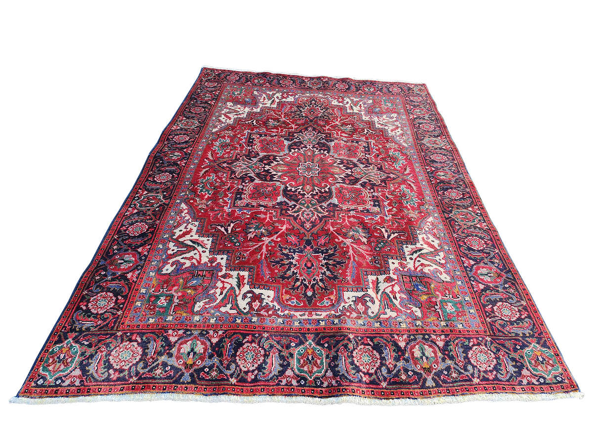 Second-Hand Persian Bakhtiar Hamadan Carpet 275 x 190 cm