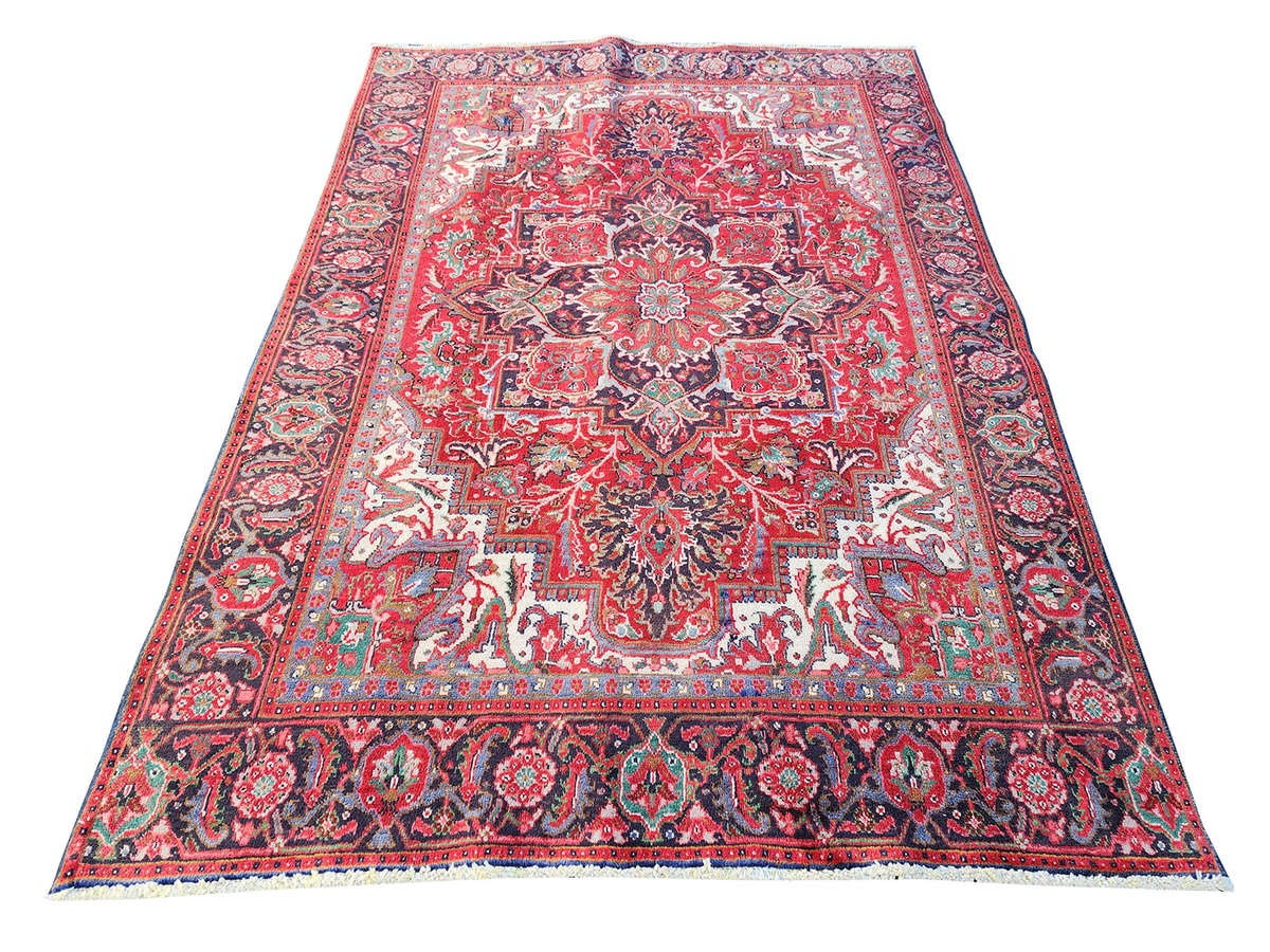 Second-Hand Persian Bakhtiar Hamadan Carpet 275 x 190 cm