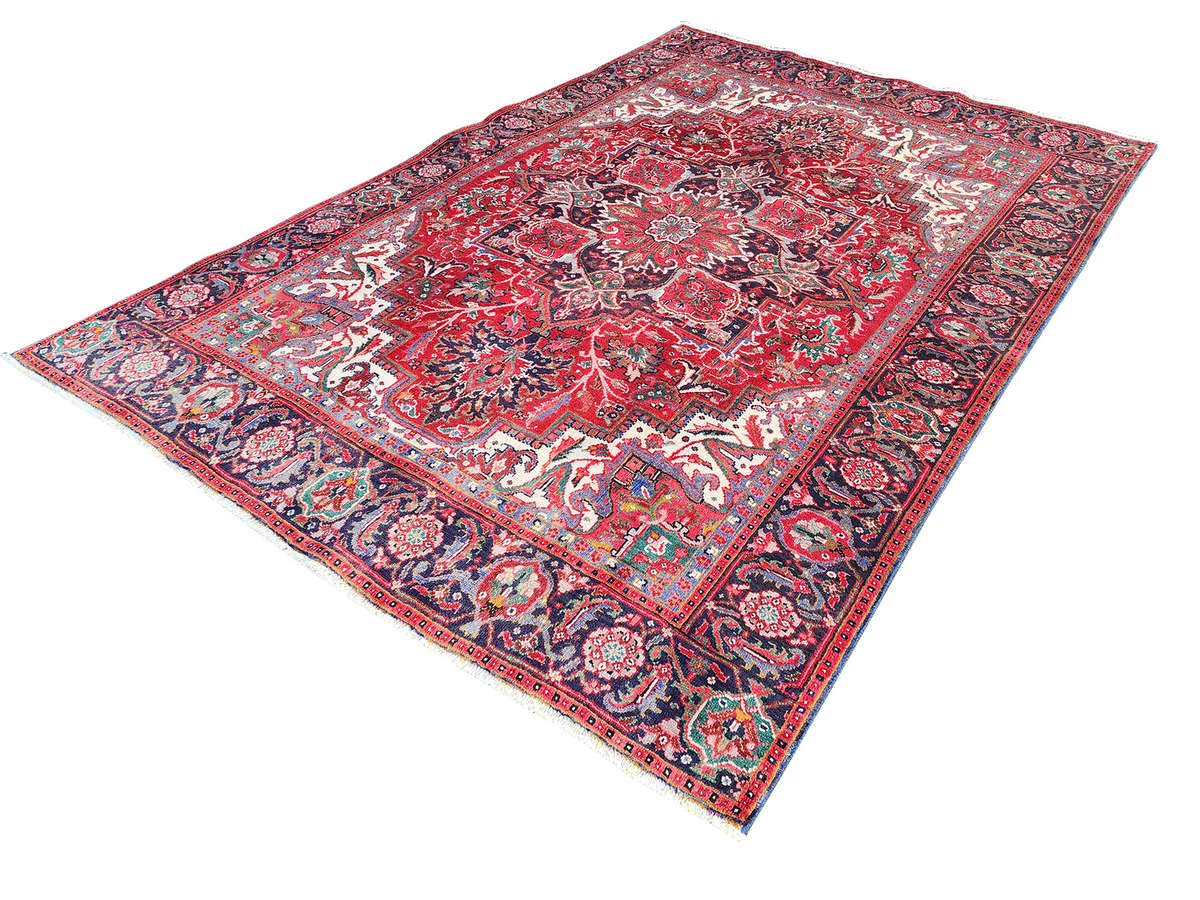 Second-Hand Persian Bakhtiar Hamadan Carpet 275 x 190 cm