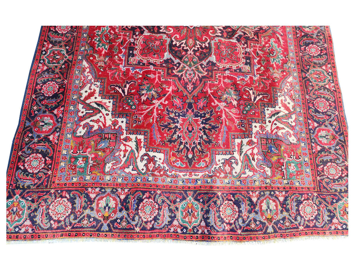 Second-Hand Persian Bakhtiar Hamadan Carpet 275 x 190 cm