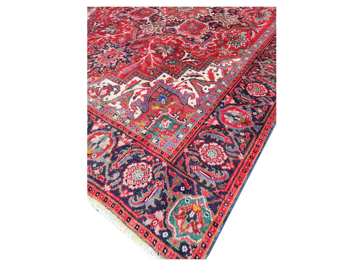 Second-Hand Persian Bakhtiar Hamadan Carpet 275 x 190 cm