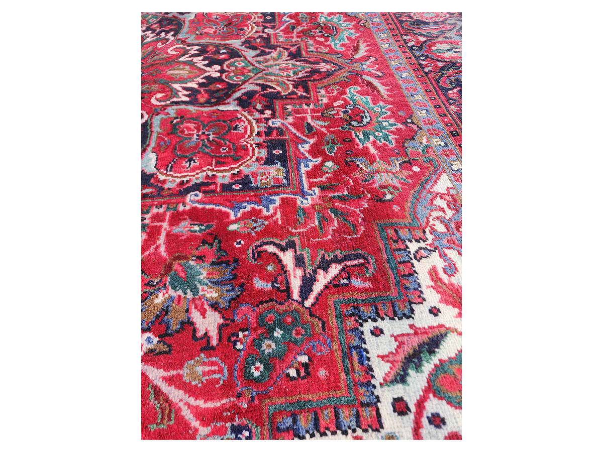 Second-Hand Persian Bakhtiar Hamadan Carpet 275 x 190 cm