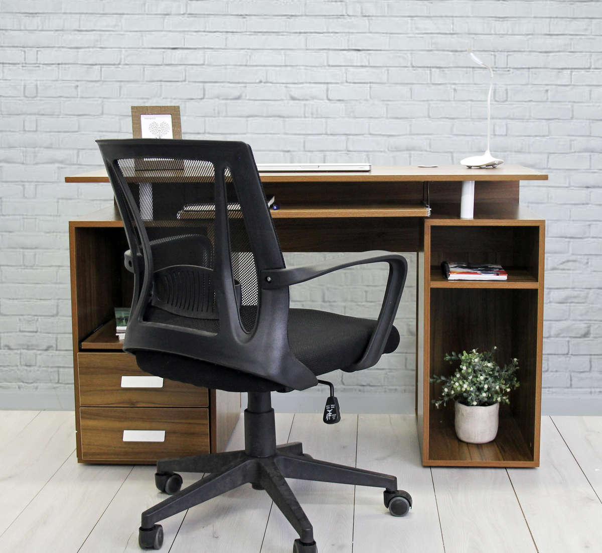 Fine Living Resolve Desk