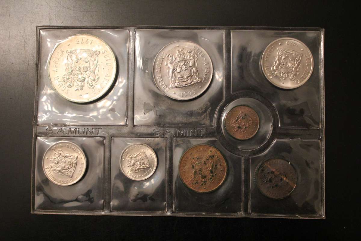 MONTH-END AUCTION *** 1975 *** Mint Pack ***