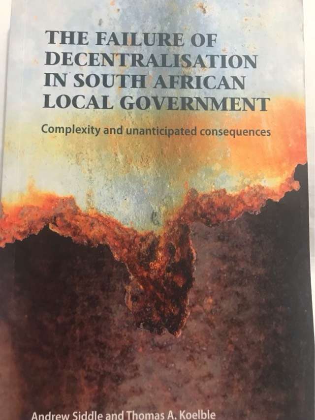 The Failure of Decentralisation in South African Local Government - A. M. Siddle, Thomas A. Koelble