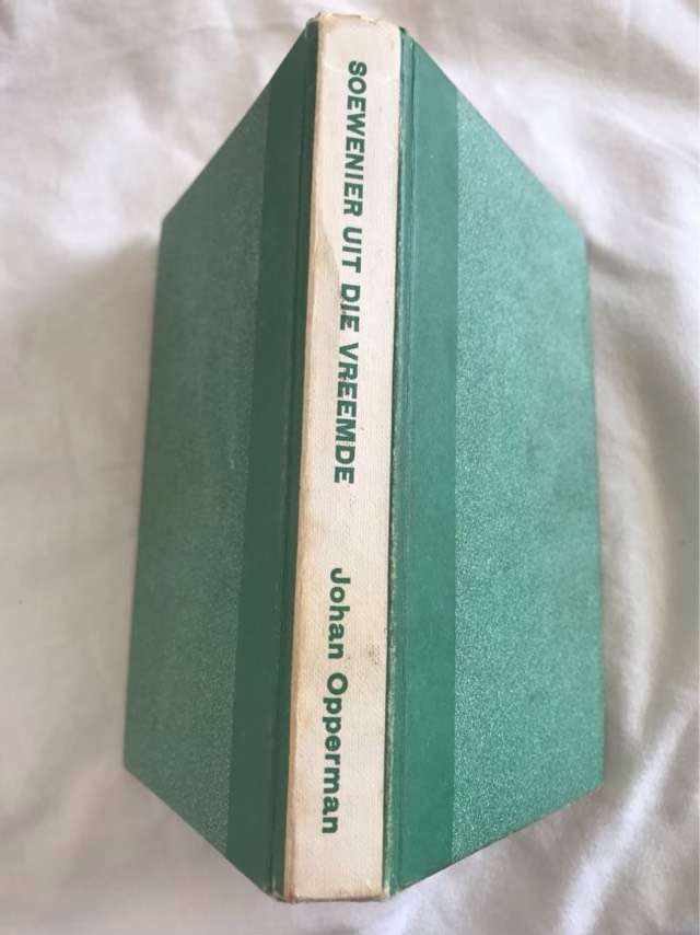 Soewenier uit die Vreemde - Johan Opperman