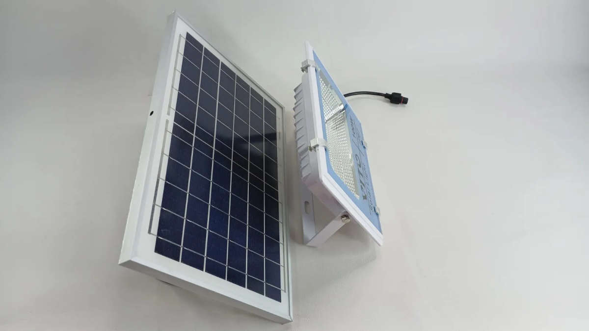 100W Solar Flood Light With Remote Control