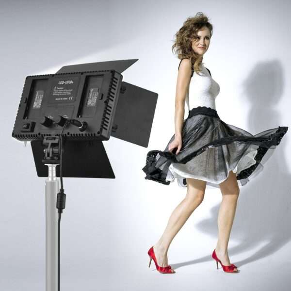 PM-358 Pro LED 600 Photo And Video White Light Kit 2.1M Tripod And 2 Batteries