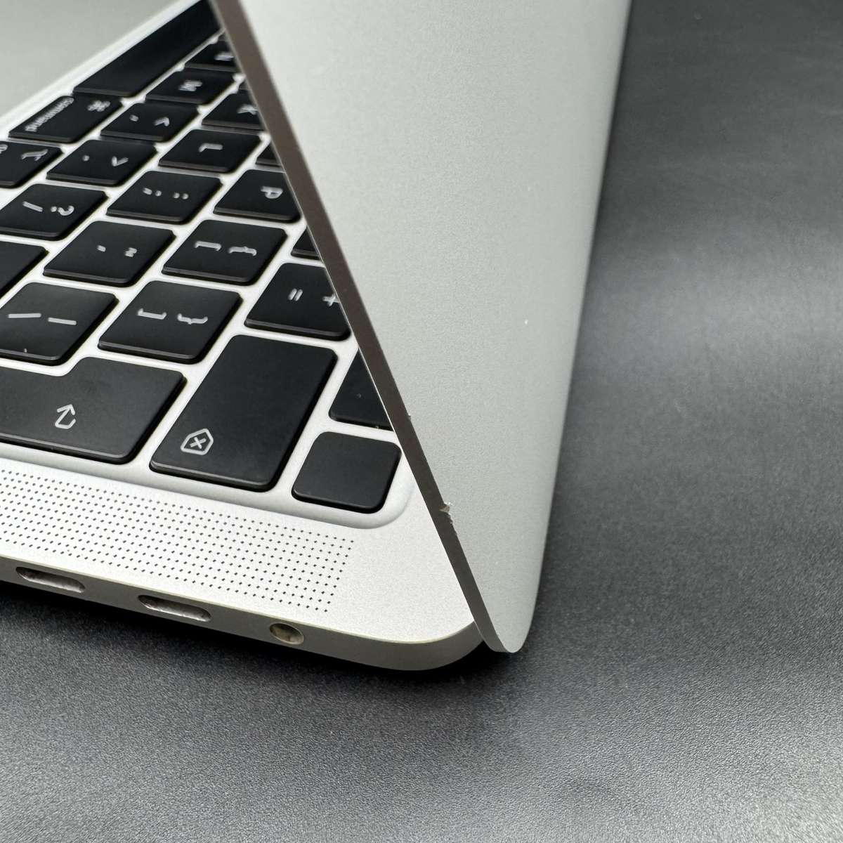 Macbook Pro 13" | 2 GHz intel i5 | 512GB | 2020 Touch Bar | Silver