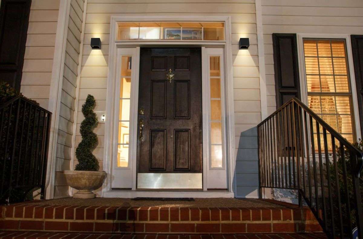 Luminar Lighting - Spectra Solo Ray Solar Wall Light